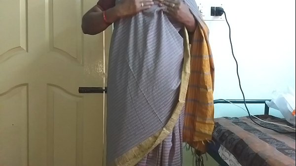 Desi Istri Nakal Dari India, Pakai Saree Abu-abu, Memamerkan Payudara Besar Dan Memek Cukur, Meremas Payudara Dan Memelintir Puting, Menggesek Memek Sampai Masturbasi