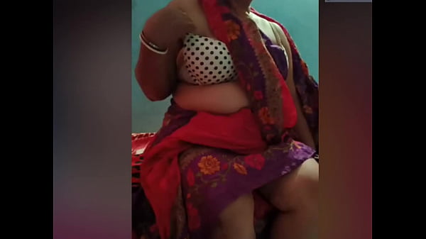 Desi Bhabi Didorong-dorong Saat Live Streaming