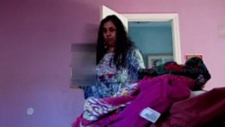 Mengintip Tante Desi Matang Berganti Baju Di Kamar Tidur