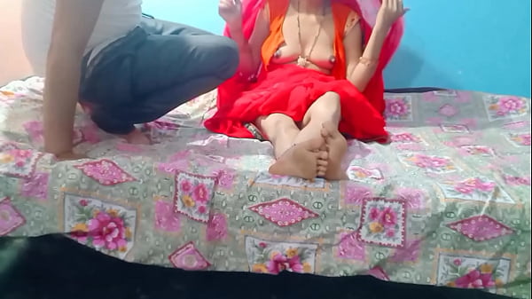 भाभी ने देवर के साथ अकेले में उठा दिया पेटीकोट, चुपके से की मस्ती