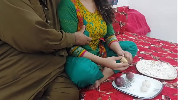 Bantu Ibu Tiriku Potong Sayur Lalu Kutekan Pantat Besarnya, Dia Selingkuhi Ayah Tiriku Dengan Audio Hindi Jernih