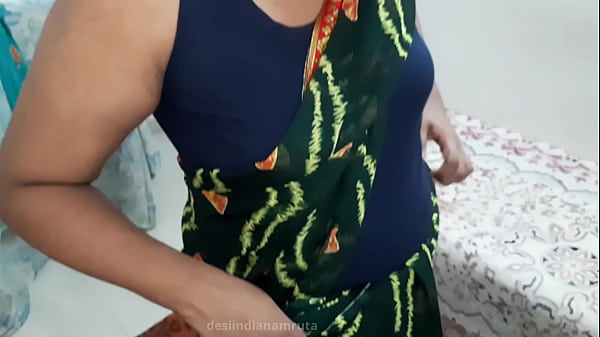 Desi Bhabhi Seksi Dan Menggoda Dengan Saree Hijau Gelap Yang Membuat Nafsu Bergolak