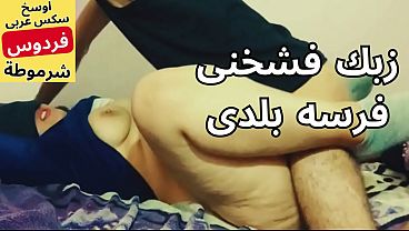 زوجة أبي المصرية المثيرة فردوس، الأربعينية المطلقة، تُمارس الجنس بشراهة في مهبلها المثير مقابل المال على سرير زوجها كل فجر