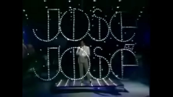 Tubuhku Terbelenggu, Suaraku Menggoda: Jose Jose Live Di Atas Panggung