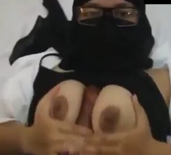 Tante Berjilbab Bercadar Yang Menggoda