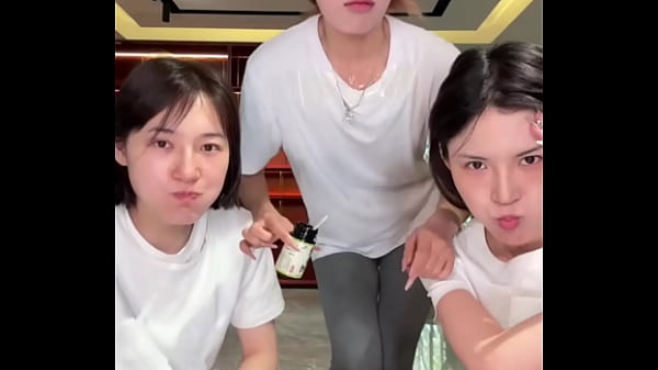 Cô Nàng Nhỏ Nhắn ở Trung Quốc