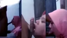 Pembantu Berjilbab Ngentot Mulut Sampai Muncrat