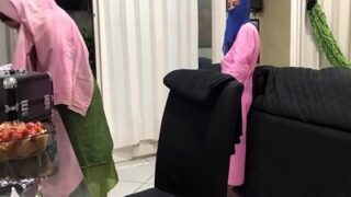 Si Raksasa Menggoda Diri Di Depan Anak Tiri Berjilbabnya
