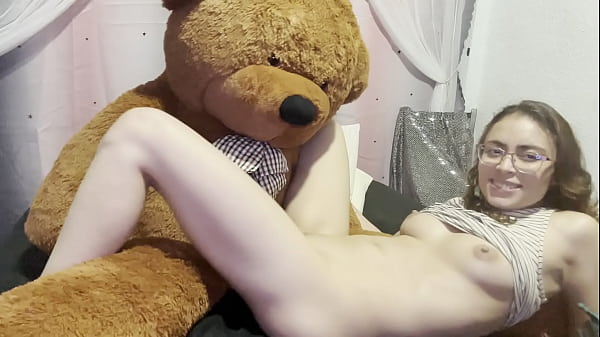 Rossmexicana Se Masturba Bien Rico Con Su Osito Peludo Y Sus Dildos Gruesos…