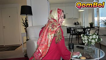 Menggoda Adik Tiri Berjilbab Usai Ia Selesai Bersih-bersih Rumah