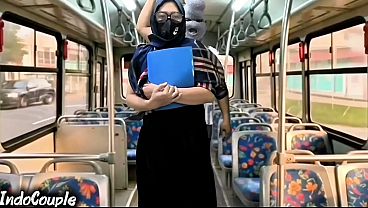 Ibu-ibu Berjilbab Baru Pulang Kampus, Di Bis Langsung Digarap Pria Bejat Sampai Basah.