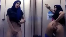 Hijab Basah Kuyup, Jari-jari Main Di Bawah Air, Kamar Mandi Jadi Saksi Bisu.