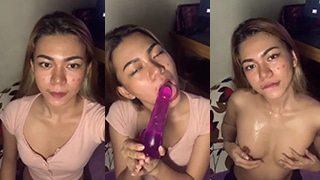 Nyepongin Dildo Ungu Sampai Ngeces, Nikmat Banget