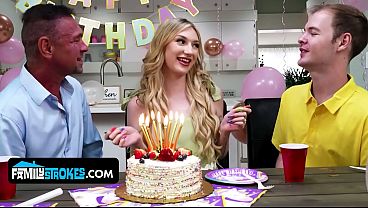Gadis Kecil Montok Alami, Daisy Lavoy, Menggoda Dan Naik Ke Atas Kontol Bapak Tirinya.