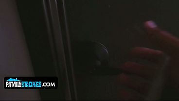Montoknya Mba Tiri Layla London, Minta Ditusuk Adik Tiri Sampai Pusing