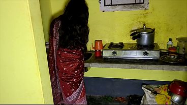 Bhabhi Sendirian Di Dapur, Devar Langsung Hajar Memek Basah.
