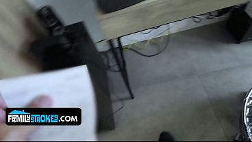 Gadis Latin Muda Menggoda Ayah Tirinya Dengan Tubuh Montok Dan Erotis.