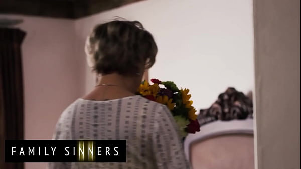 Ibu Tiri Nakal Dee Williams Ngajarin Anak Tiri Robby Echo Cara Ngewe Dan Ngencingin Memek Beneran.