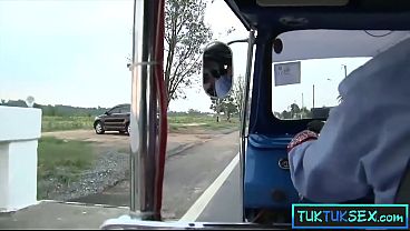 Ibu-ibu Thailand Nakal Di Jalan, Langsung Digaruk Dan Diajak Main Di Mobil.