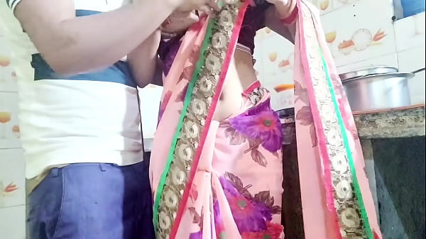 देसी भाभी बर्तन धो रही थी, तभी देवर ने कहा—भाभी, तेरी चूत चाहिए, देगी क्या? हिंदी ऑडियो।