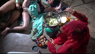 Ibu Tiri Dapur, Sambil Masak Pake Baju Tipis, Bikin Pengen Ngintip Dari Belakang.