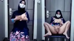 Cewe Berjilbab Hitam Muncratin Di Depan Pintu, Bikin Basah Semua