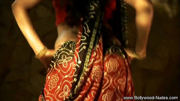 Cewek India Berkulit Sawo Matang Goyangin Pantatnya Dengan Gerakan Bikin Ngilu.