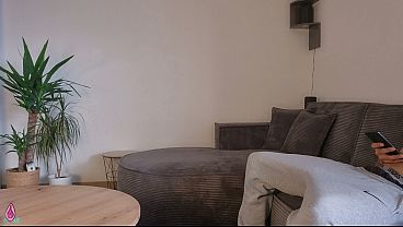 Ibu Tiri Lihat Kontol Anak Tiri Tegang Pas Lagi Bersihin, Langsung Bantu Dia Crot Di Pantat Gede Bulatnya.