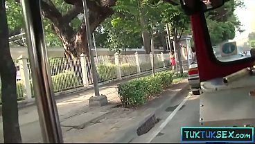 Ibu-ibu Thailand Digebuk Di Dalam Tuk Tuk, Naik Kontol Gede Sampai Meraung.