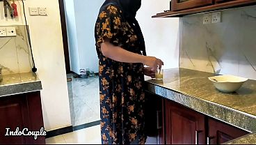 Enak Banget Cowok Kuli Bersihin, Ngiler Nyusu Tante Seksi Asia.