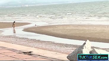 Gadis Remaja Thailand Digoda Di Pantai, Lalu Digaruk Sama Kontol Gede Bule.