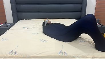 Budak Pencium Sepatu Terperangkap Dalam Penjara Ketat Pantyhose, Direndahkan Dengan Kata-kata Mesum