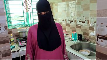 Selendang Terbuka, Bini Orang Mainin Pembantu Di Rumah Kosong