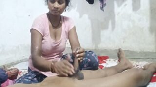 Bhabhi Minyak-in Badan Adik Ipar, Langsung Ngewe Di Video Desi Panas.