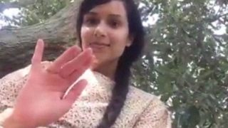 Gadis Desa Cantik Angkat Rok Dan Perlihatkan Memek Basahnya.