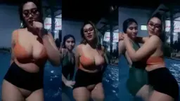 Miya Bareng Bestie, Basah-basahan Di Kolam, Gregetan Pingin Colok-colokan.