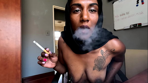Desi Pake Hijab Ngebul Sambil Pake Jepit Pentil