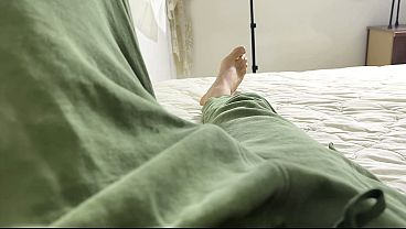 فتاة مساج تنركل مع زبون وصاحبه في شقة مفروشة، سكس جماعي عربي ساخن، كلام يهيج الجسم الملبن وصوت واضح.